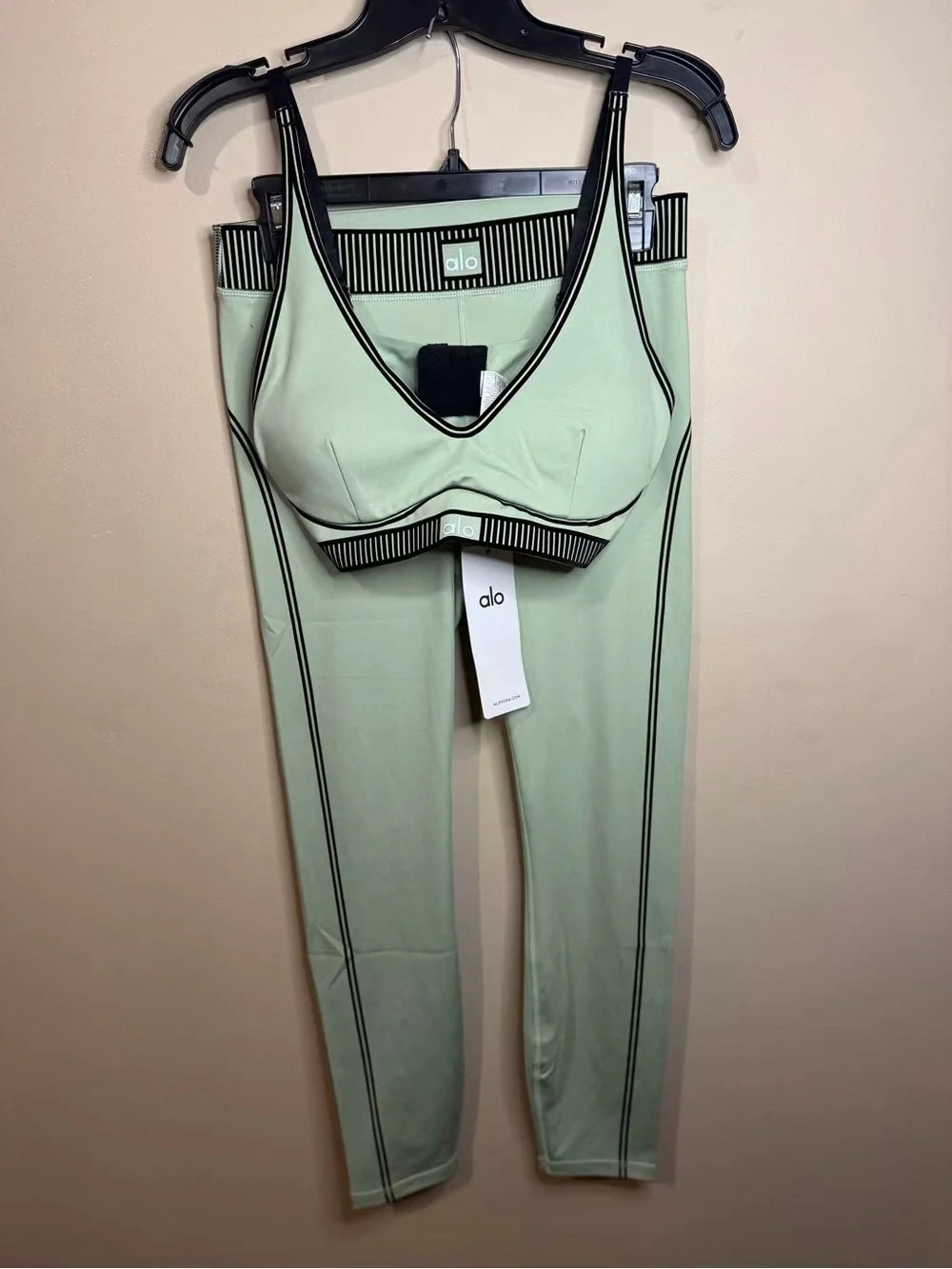 ALO Yoga Women's Mint Green Seam-Detail Sports Bra & Legging Set